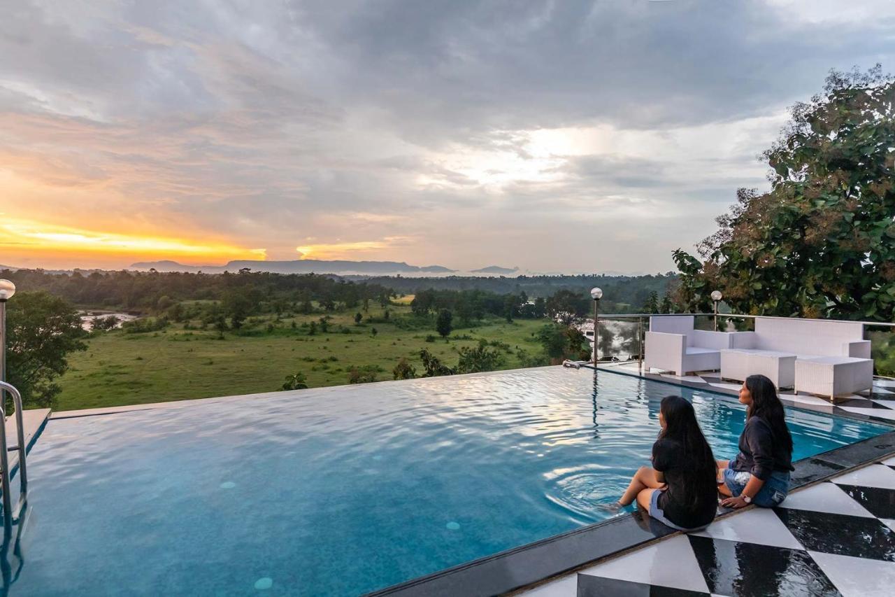 Stayvista'S Vine & Splash - Riverside Villa With An Infinity Pool And Indoor Games Karjat Exterior foto