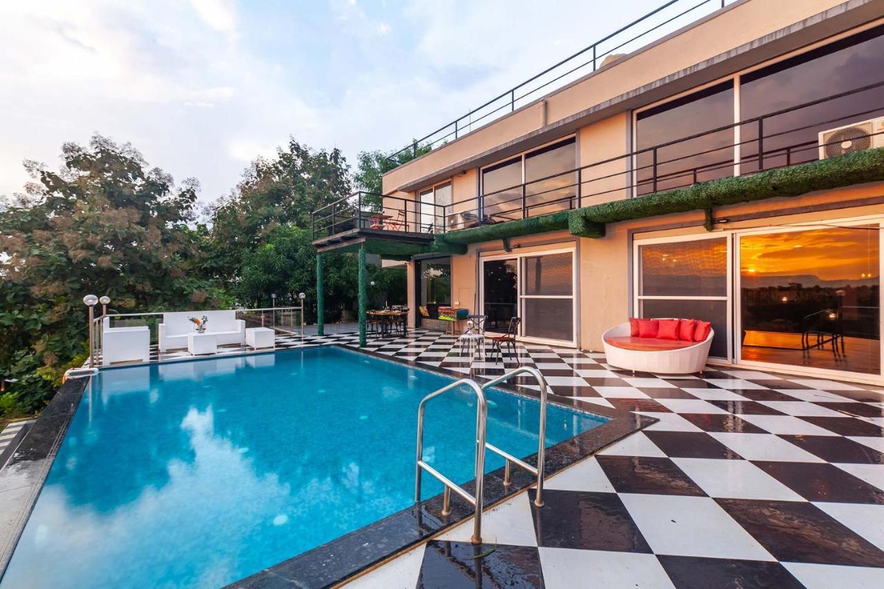 Stayvista'S Vine & Splash - Riverside Villa With An Infinity Pool And Indoor Games Karjat Exterior foto