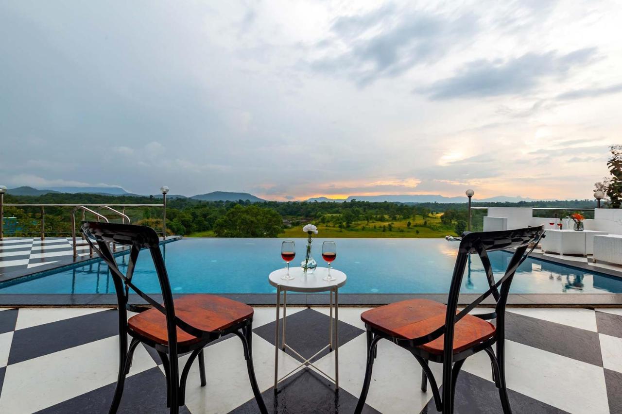 Stayvista'S Vine & Splash - Riverside Villa With An Infinity Pool And Indoor Games Karjat Exterior foto